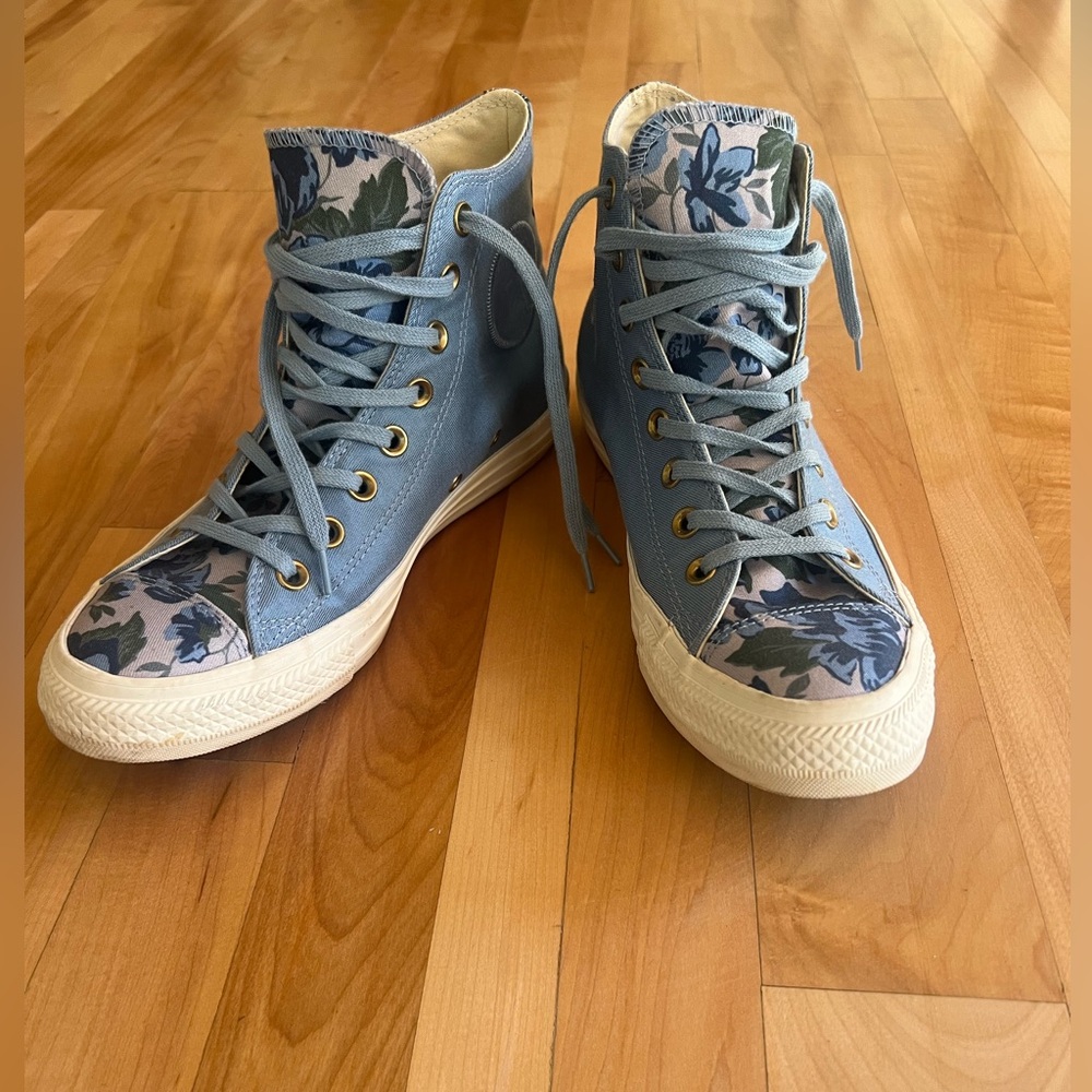 women’s size 9 blue floral converse